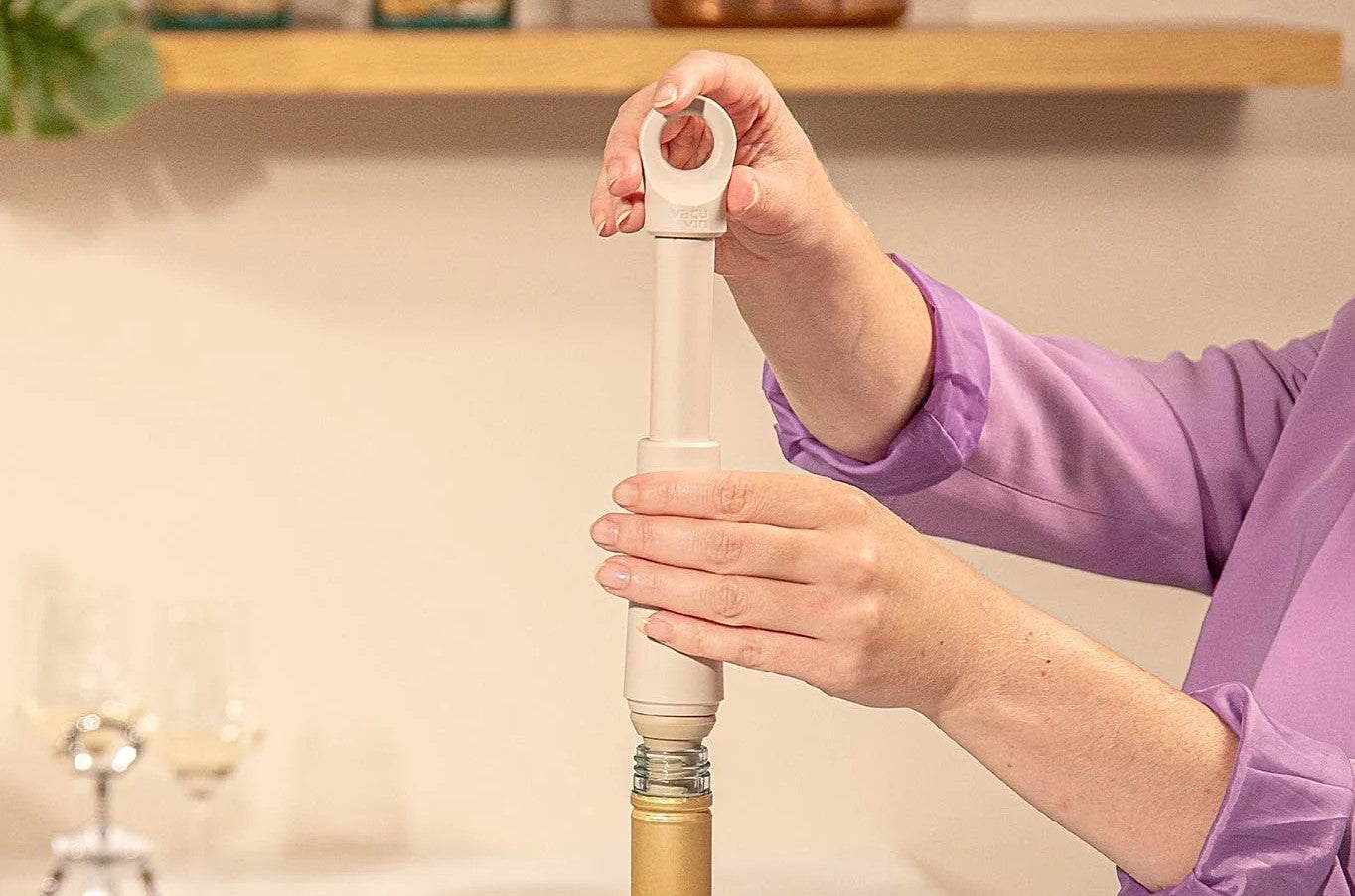 ¿Cómo conservar una botella de vino abierta? Todo sobre la bomba de vacío y los tapones Vacu Vin