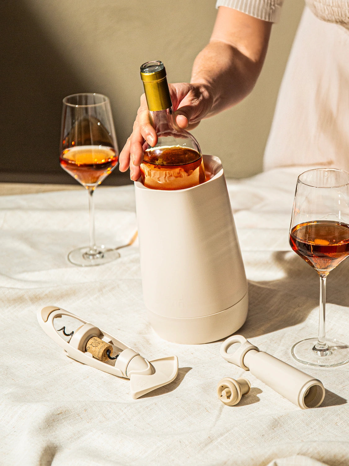 Wine set host sand from vacu vin packaging