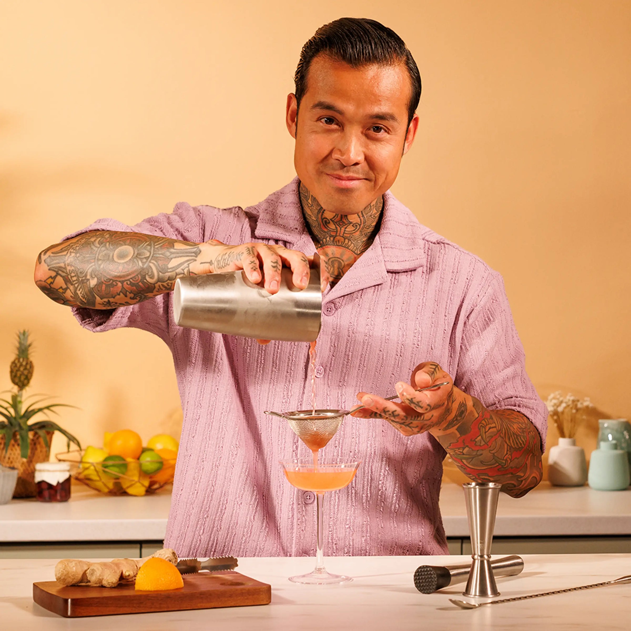 Bartender Chi-Ho with Vacu Vin cocktailset Bar in a Box