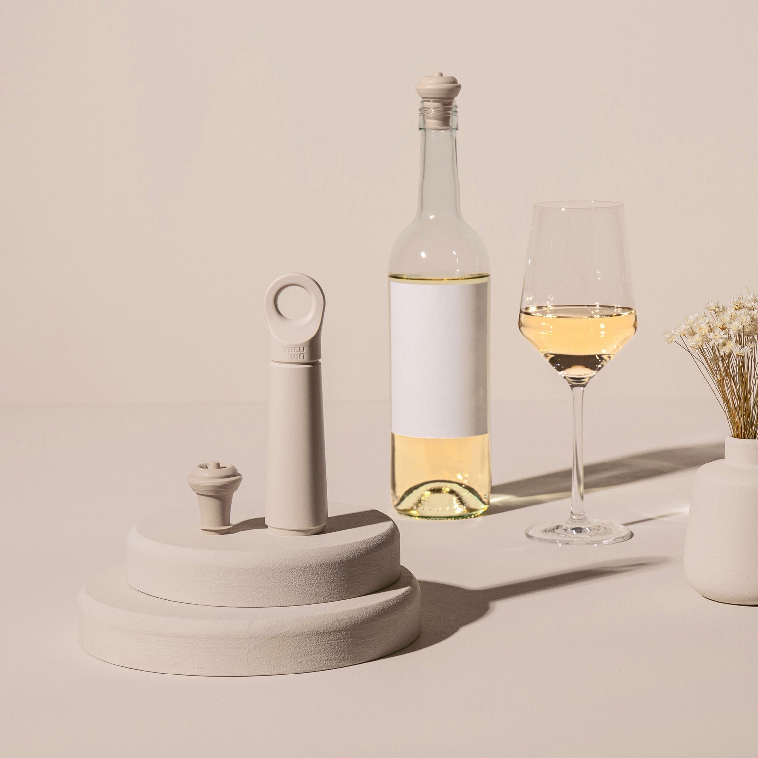 vacu vin wine saver loop sand with 1 stopper and 4 free extra stoppers and black friday sticker