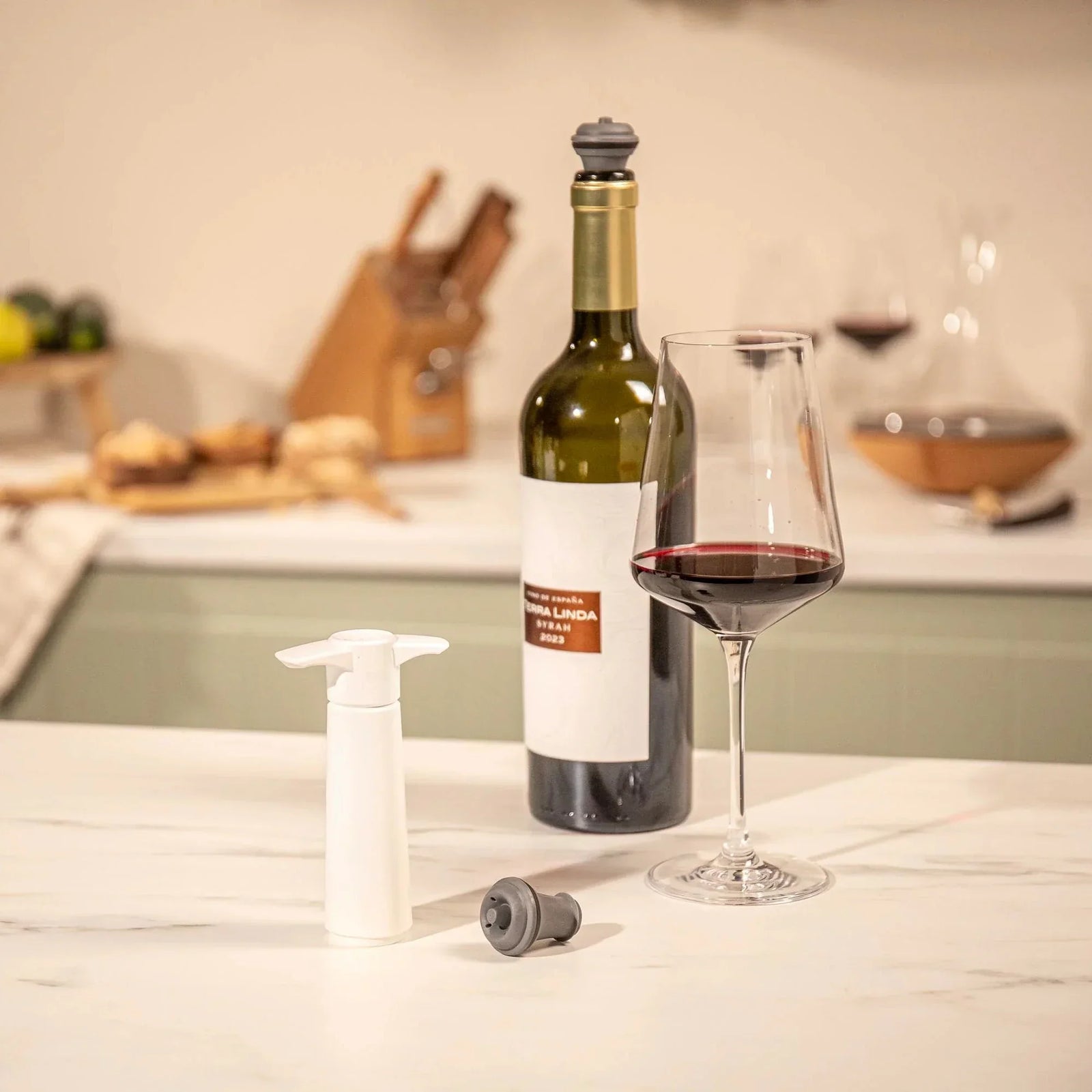 Vacu Vin Original Wine Saver white with 2 stoppers